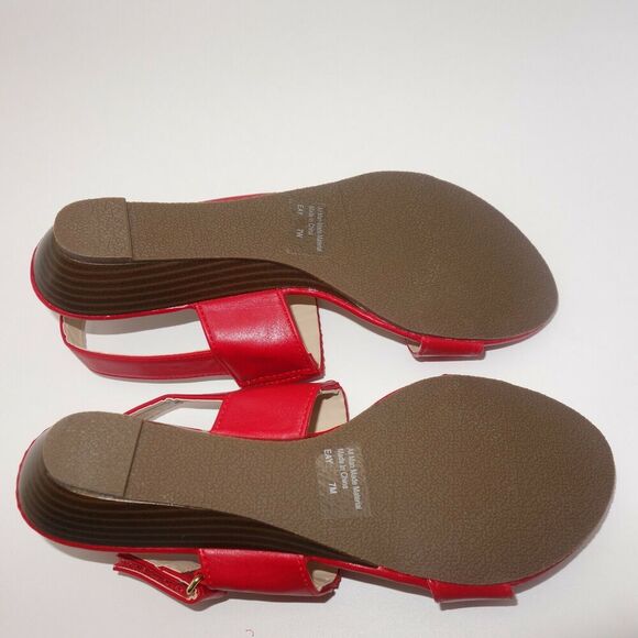New in Box Comfort Corner Red Sandals Low Heel Women's 7M - Picture 7 of 11